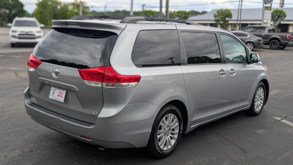 2012 Toyota Sienna Image 5