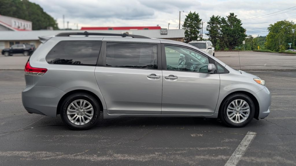 2012 Toyota Sienna Image 7