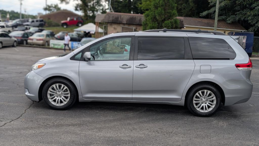2012 Toyota Sienna Image 8