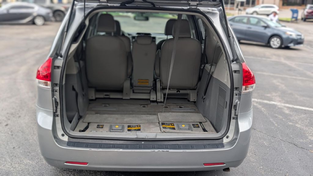2012 Toyota Sienna Image 9