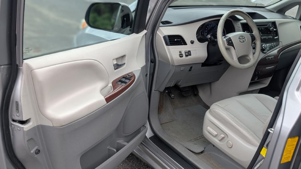 2012 Toyota Sienna Image 10