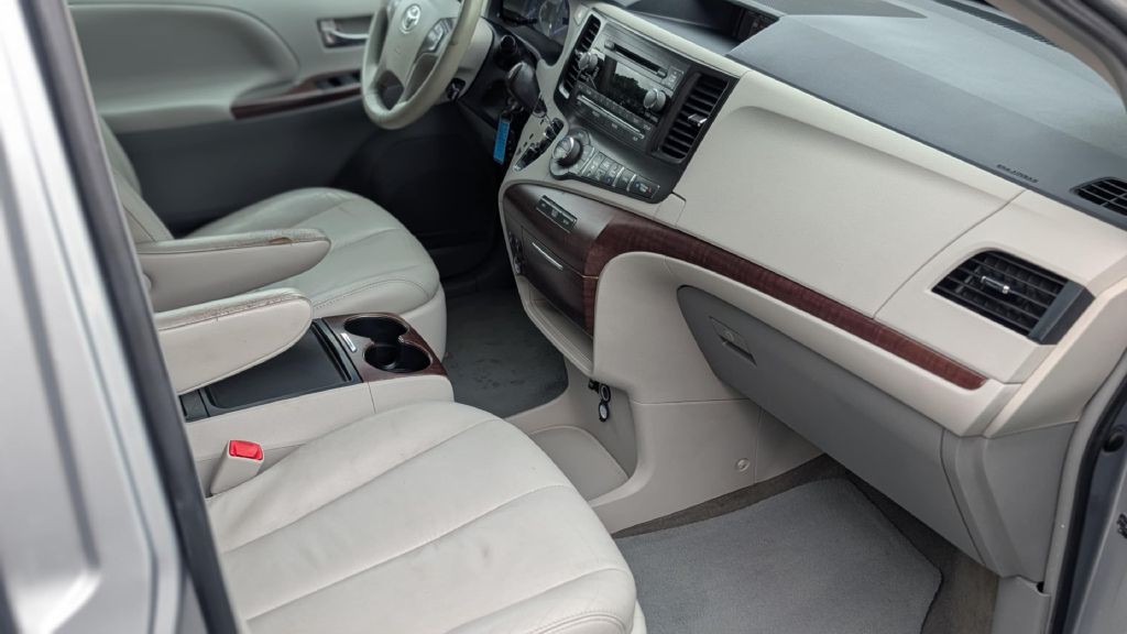 2012 Toyota Sienna Image 11