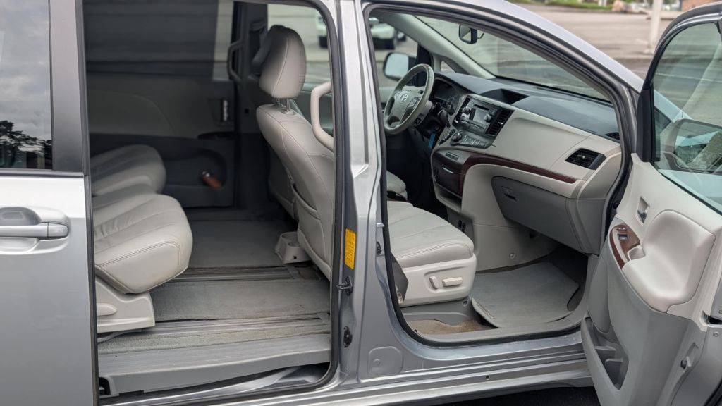 2012 Toyota Sienna Image 12