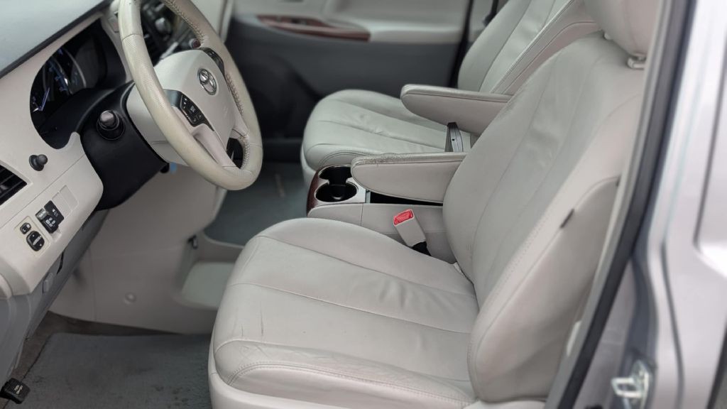 2012 Toyota Sienna Image 13