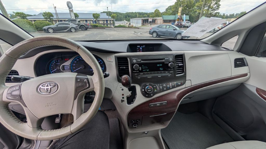 2012 Toyota Sienna Image 14