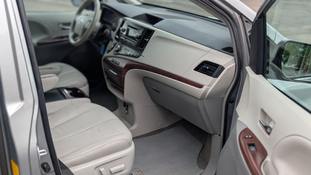 2012 Toyota Sienna Image 15