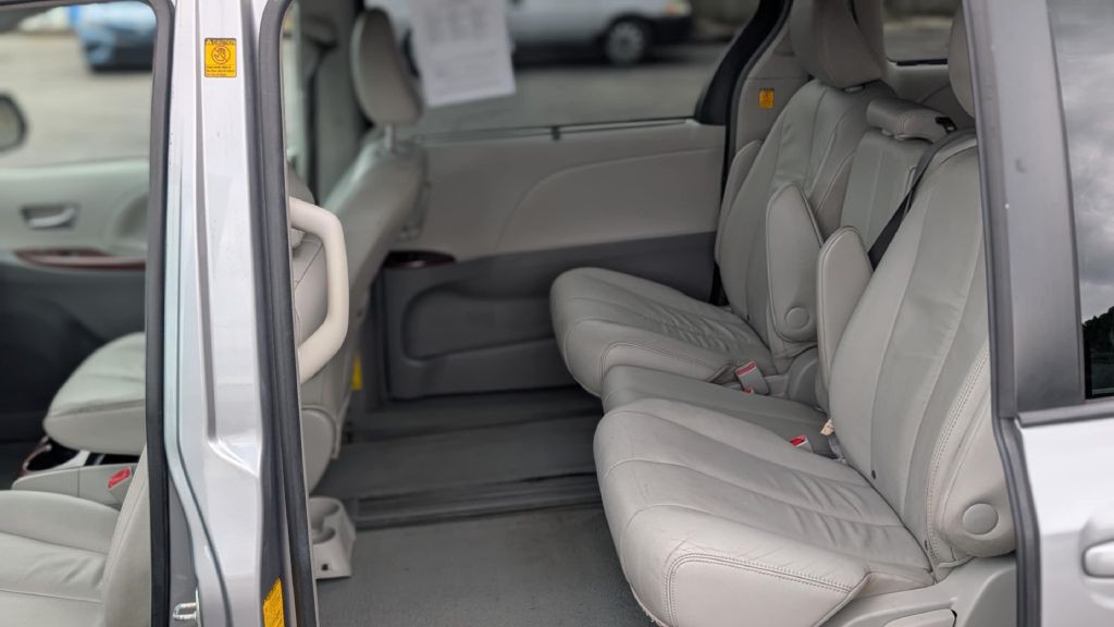 2012 Toyota Sienna Image 17