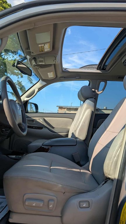2004 Toyota Sequoia Image 8
