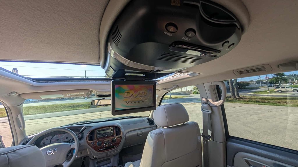 2004 Toyota Sequoia Image 11