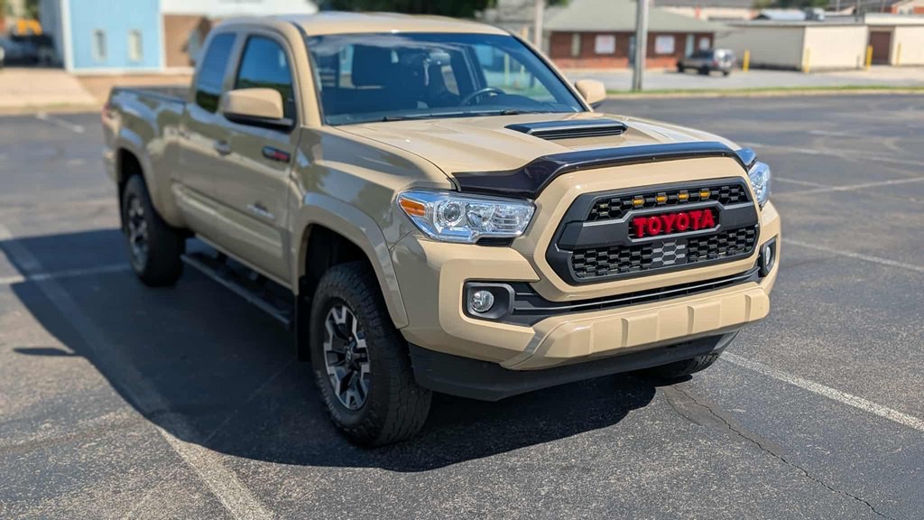 2017 Toyota Tacoma Image 1