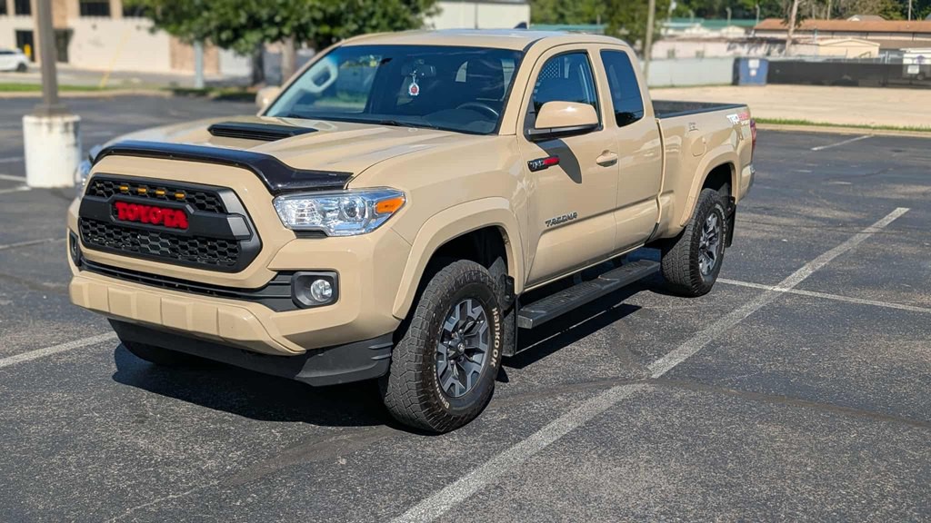 2017 Toyota Tacoma Image 2