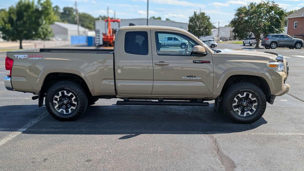 2017 Toyota Tacoma Image 5