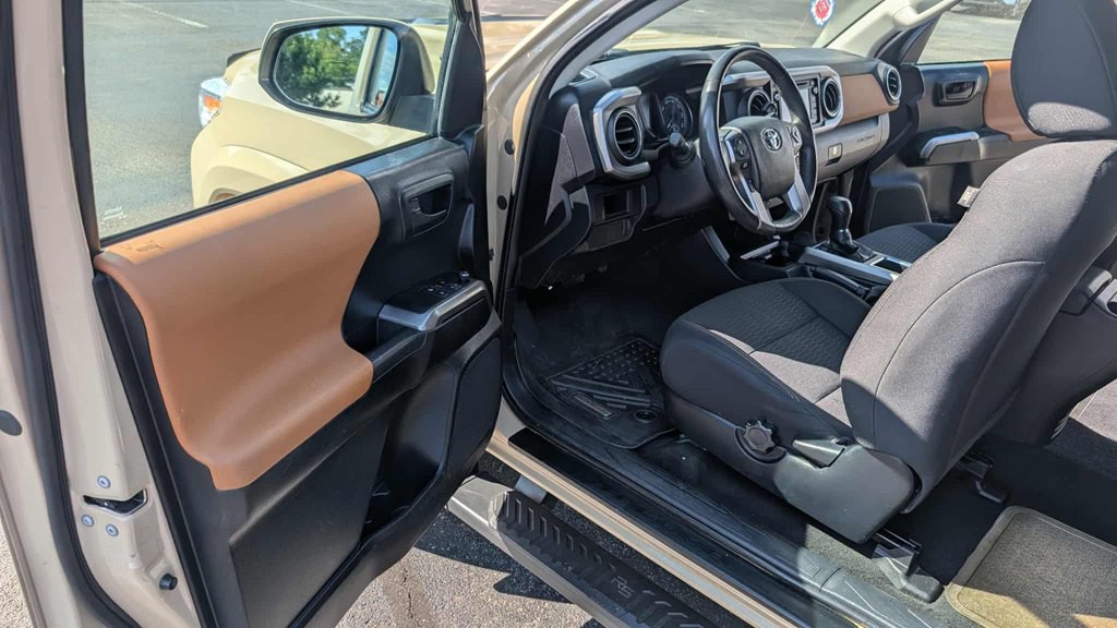 2017 Toyota Tacoma Image 8