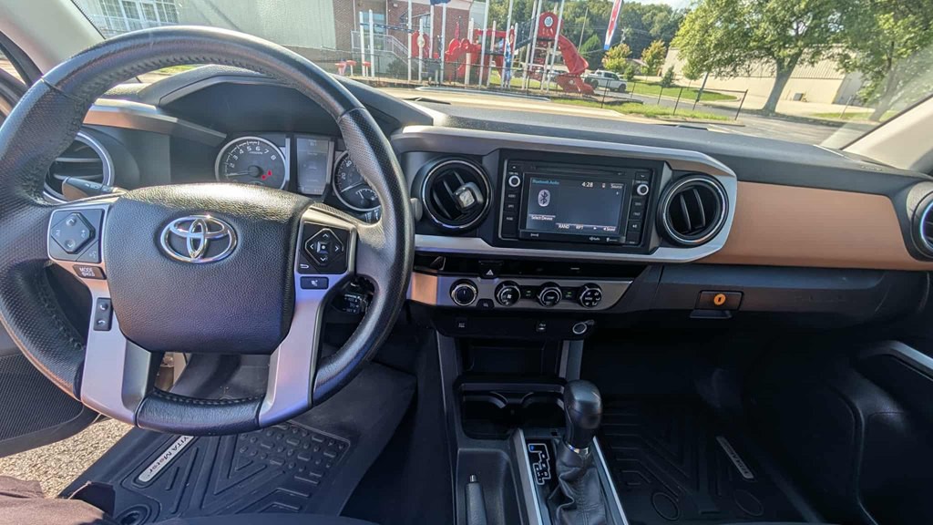 2017 Toyota Tacoma Image 10