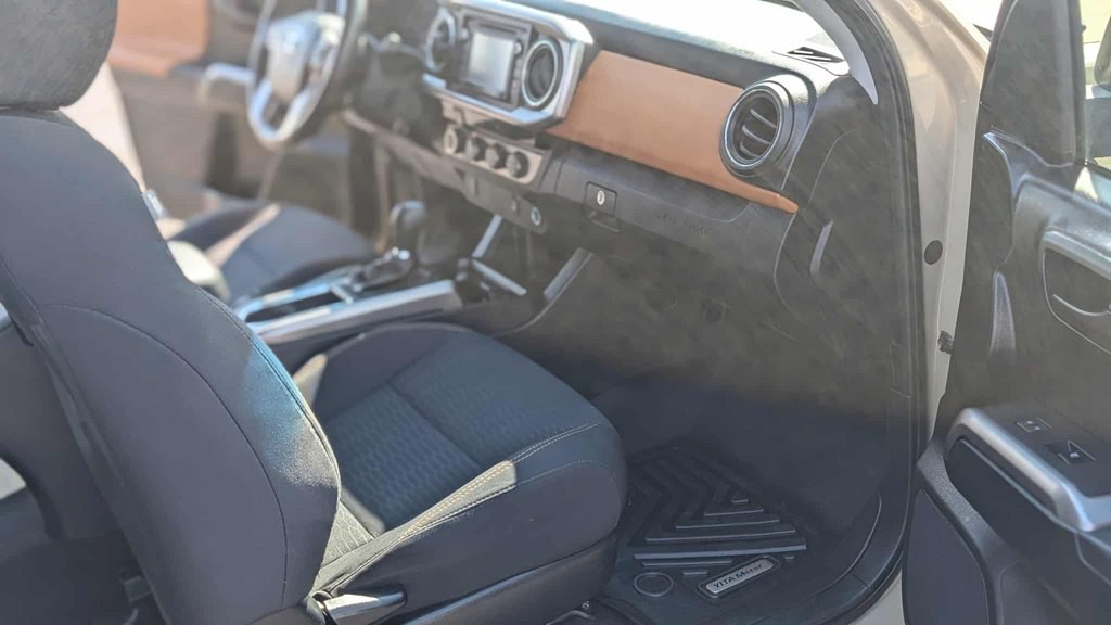 2017 Toyota Tacoma Image 11