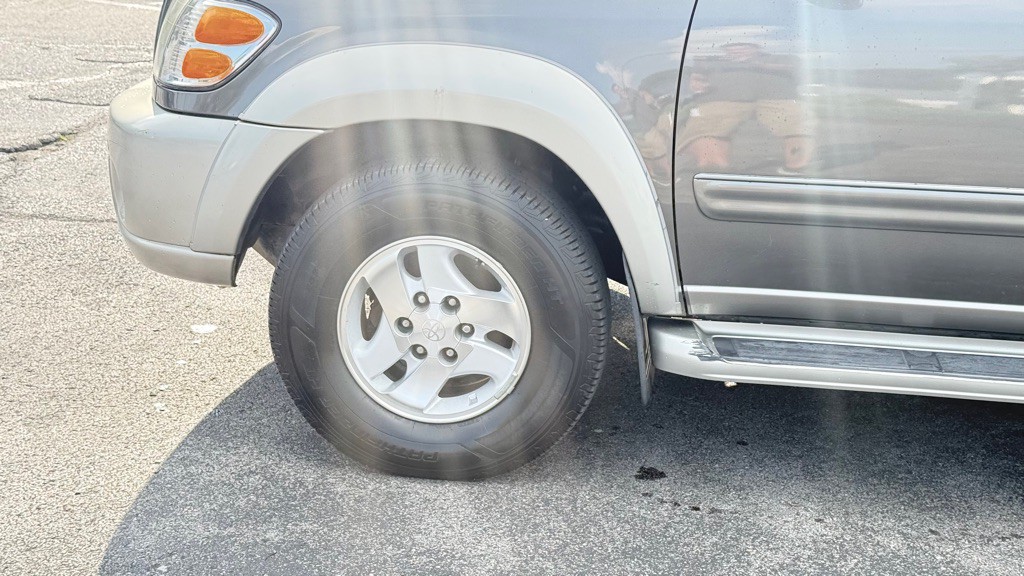 2004 Toyota Sequoia Image 17