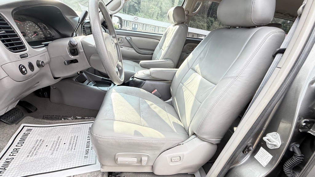 2004 Toyota Sequoia Image 21