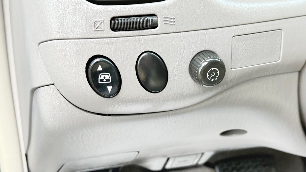 2004 Toyota Sequoia Image 23
