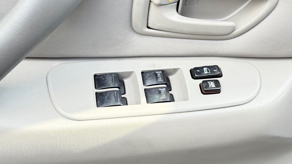 2004 Toyota Sequoia Image 24