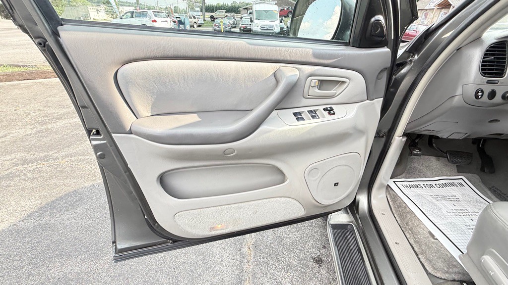 2004 Toyota Sequoia Image 25