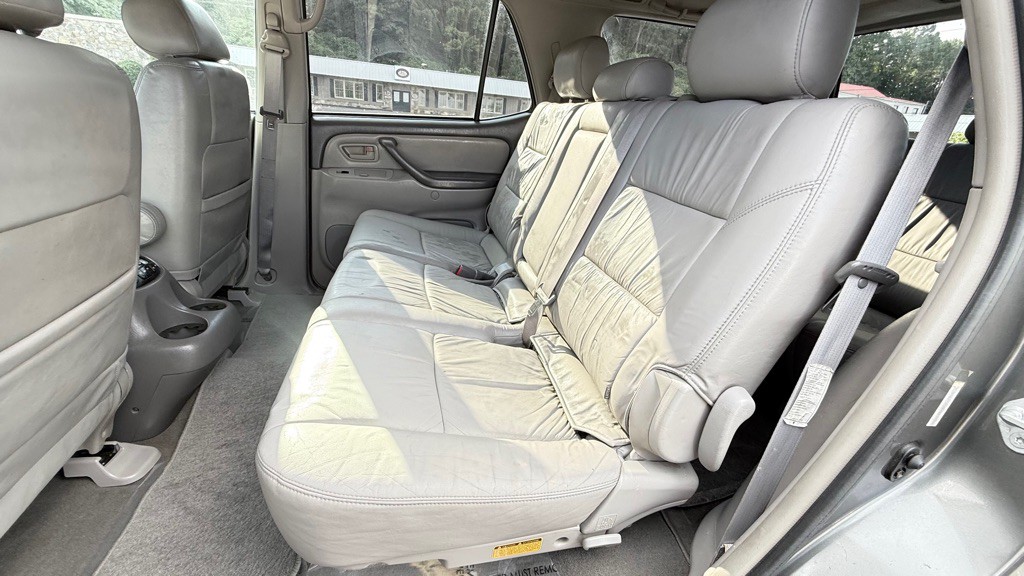 2004 Toyota Sequoia Image 27