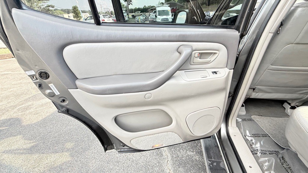 2004 Toyota Sequoia Image 28