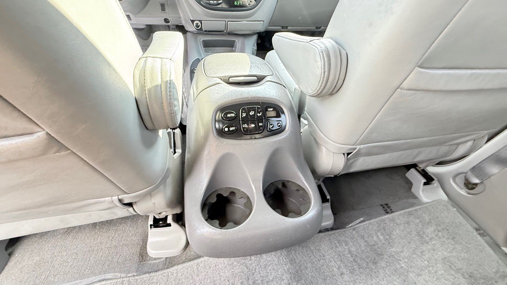 2004 Toyota Sequoia Image 31