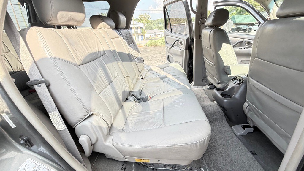 2004 Toyota Sequoia Image 32