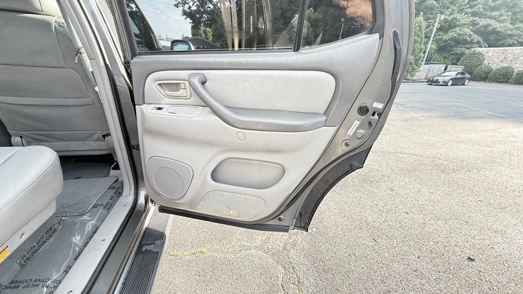 2004 Toyota Sequoia Image 36