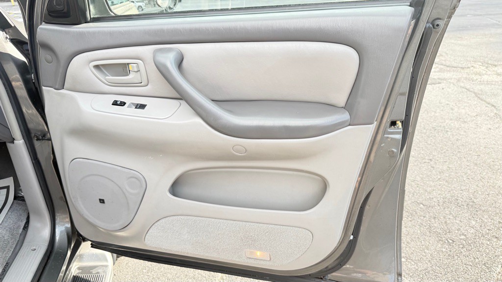 2004 Toyota Sequoia Image 37