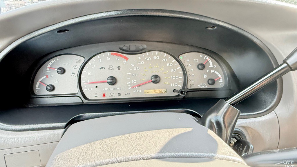 2004 Toyota Sequoia Image 38