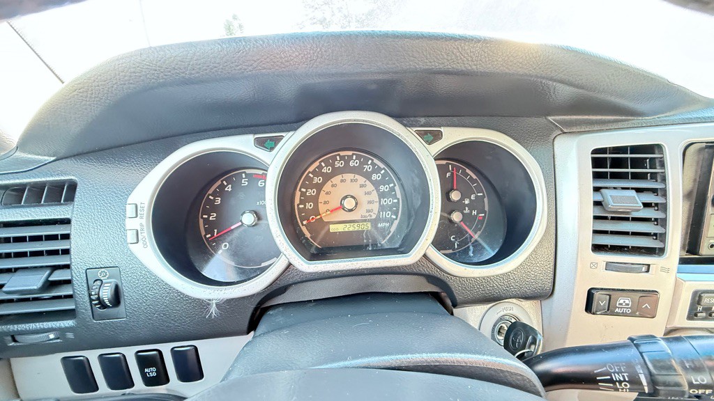 2005 Toyota 4Runner Image 32