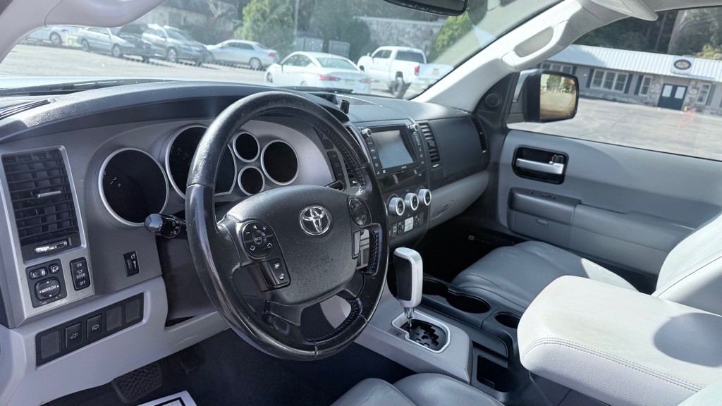 2013 Toyota Sequoia Image 11