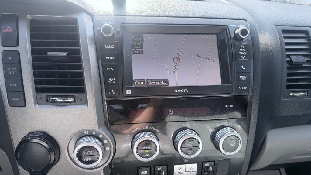 2013 Toyota Sequoia Image 17