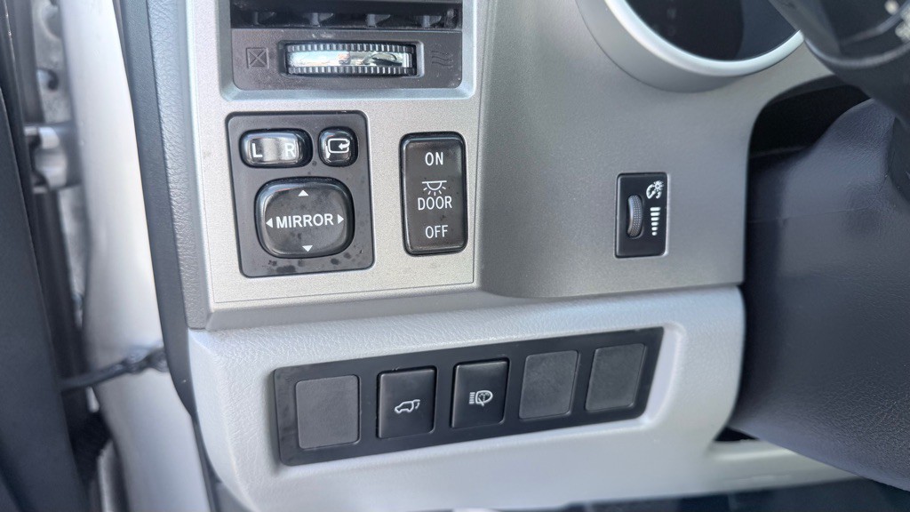 2013 Toyota Sequoia Image 18