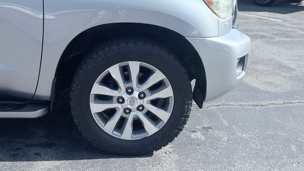 2013 Toyota Sequoia Image 21