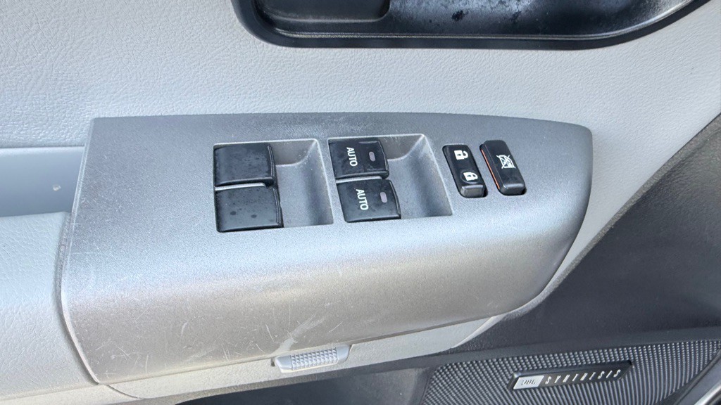 2013 Toyota Sequoia Image 27
