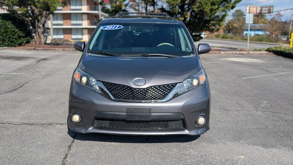2011 Toyota Sienna Image 2