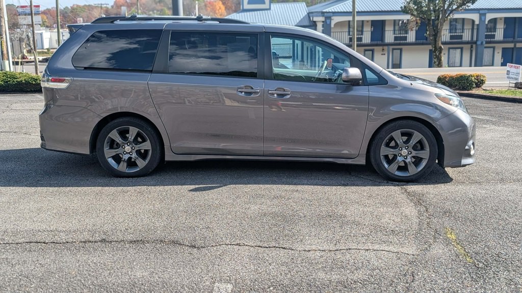 2011 Toyota Sienna Image 4
