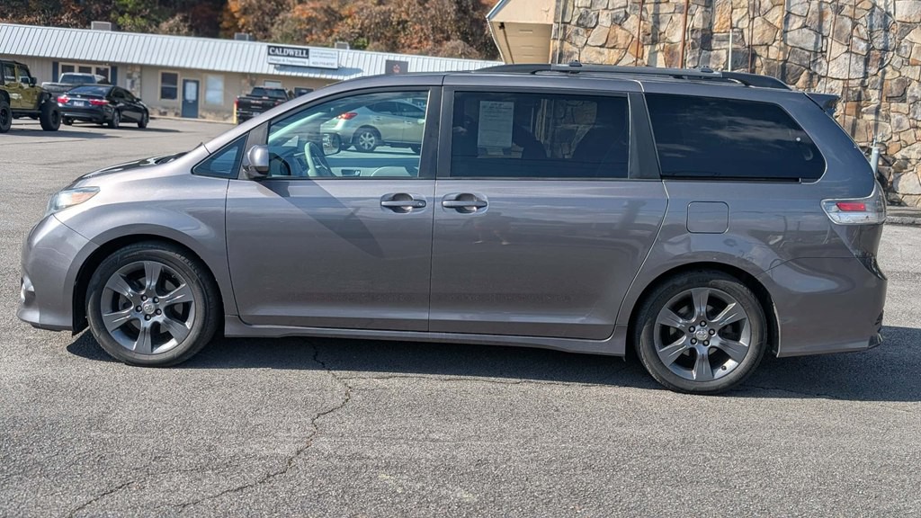 2011 Toyota Sienna Image 5