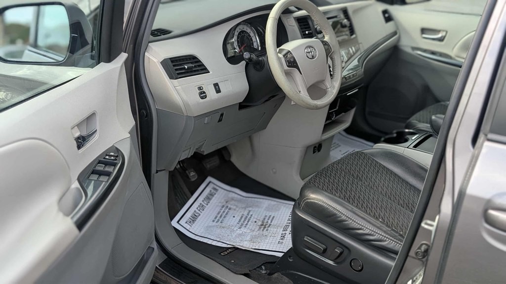 2011 Toyota Sienna Image 7