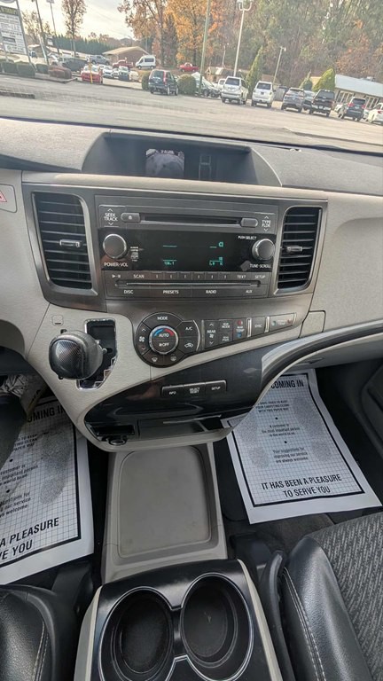 2011 Toyota Sienna Image 9