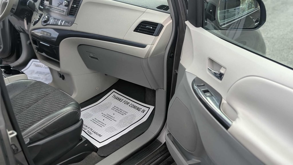 2011 Toyota Sienna Image 10