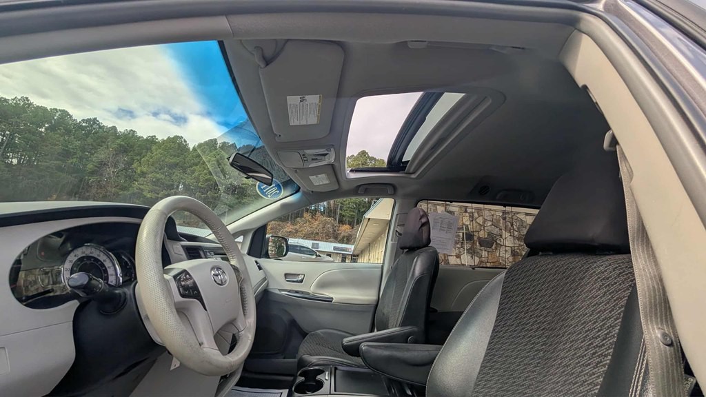 2011 Toyota Sienna Image 12