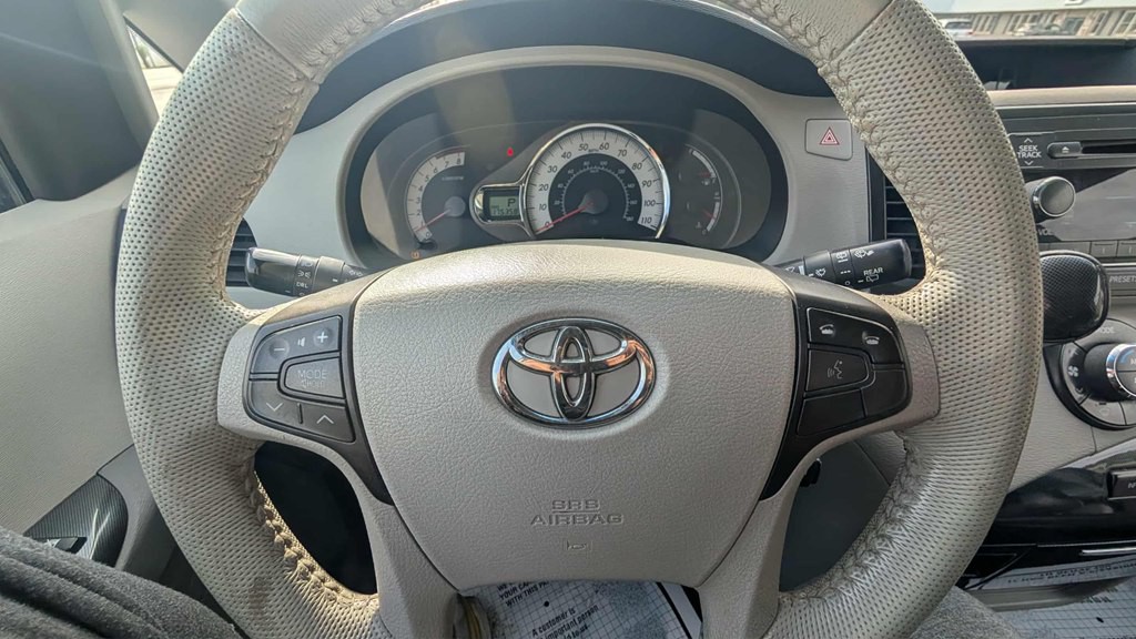 2011 Toyota Sienna Image 13