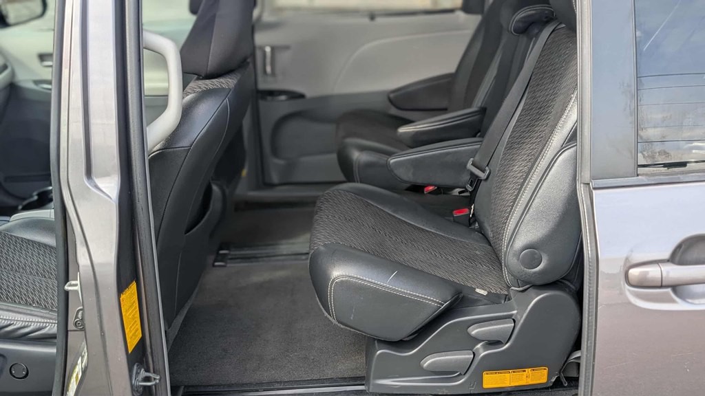 2011 Toyota Sienna Image 17