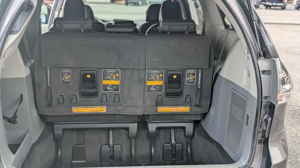 2011 Toyota Sienna Image 21