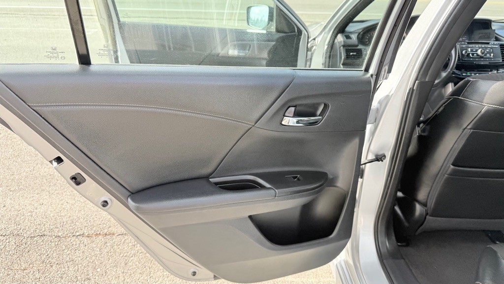 2016 Honda Accord Image 30