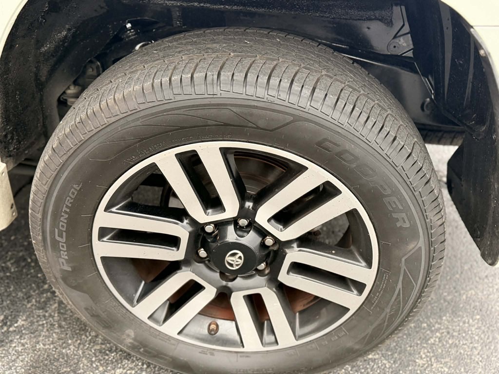 2016 Toyota 4Runner Image 17