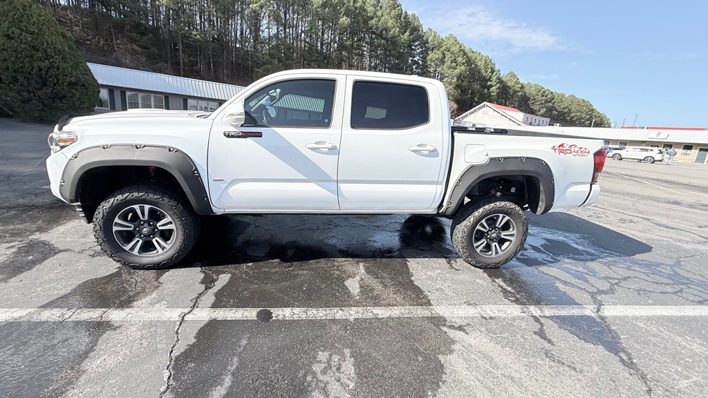 2016 Toyota Tacoma Image 2